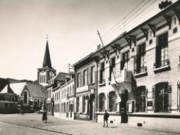 la mairie &amp; l&#039;église au fond