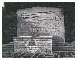 01 Tertre des massacrés.monument
